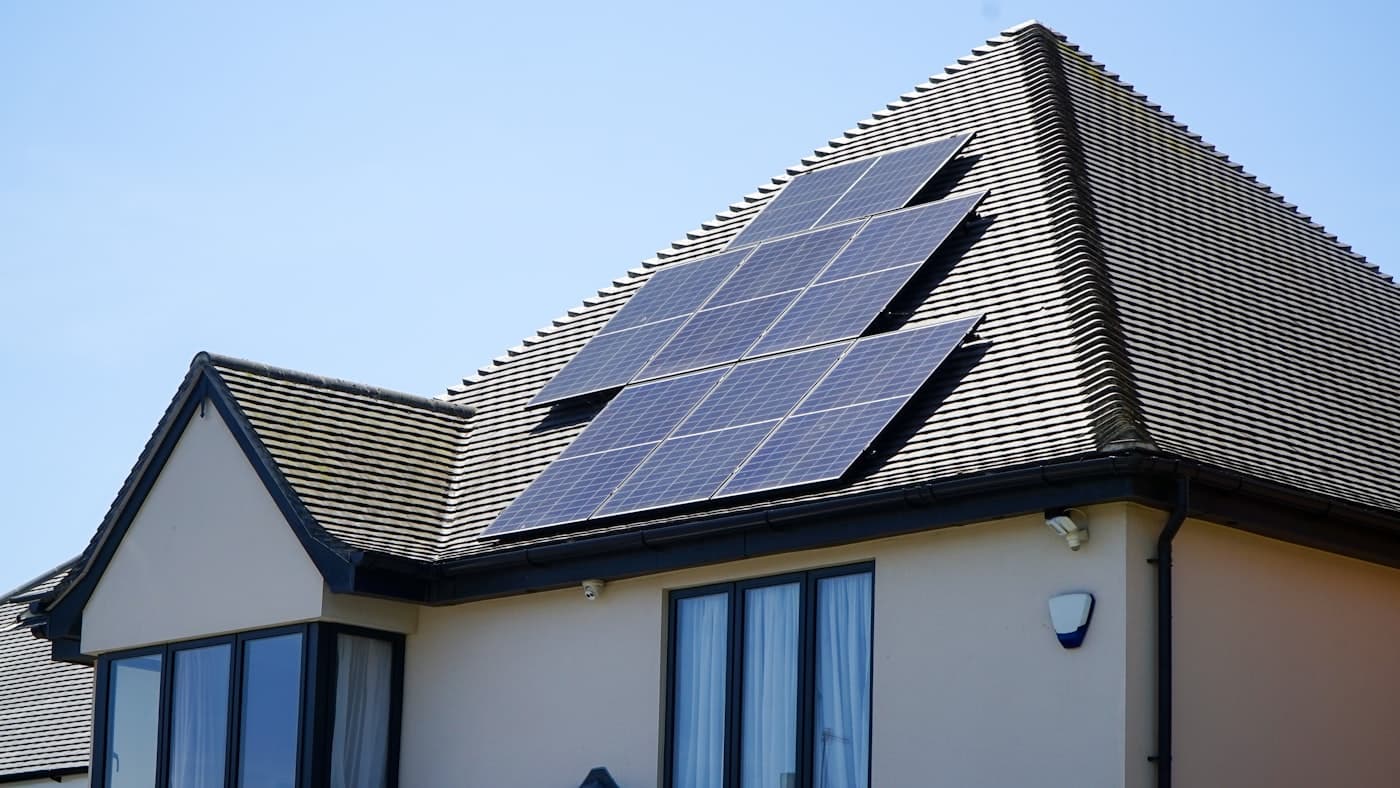 Wohnhaus mit Solarmodulen auf dem Dach
